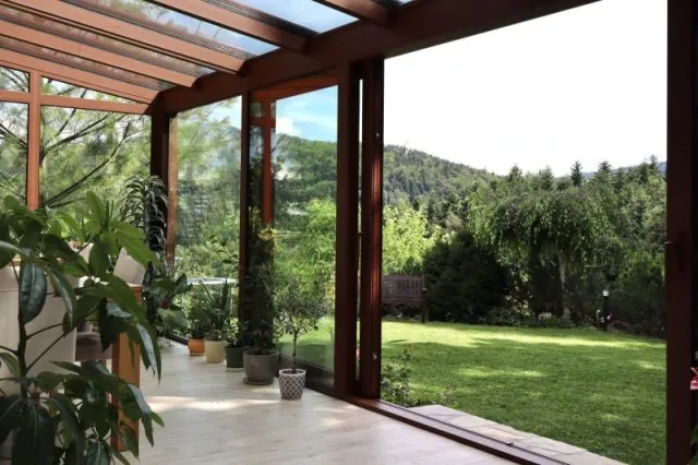 Piękna, przeszklona dobudówka do salonu? Poznaj ogrody zimowe!