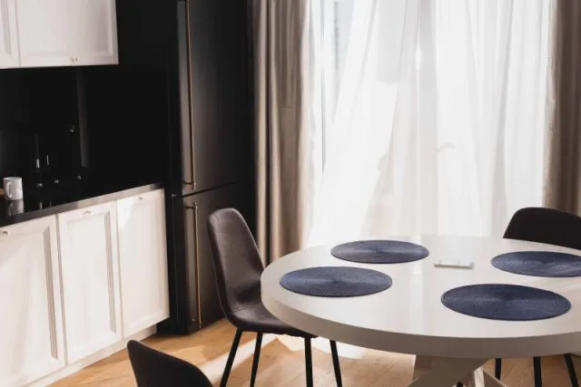 Jakie krzesła pasują do białego, a jakie do drewnianego stołu?