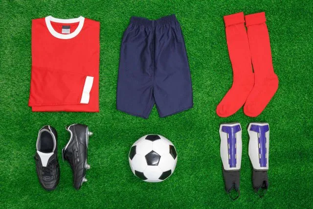 Zaskakujące zakazy dotyczące strojów piłkarskich. Czego na boisku nie wolno ubierać?